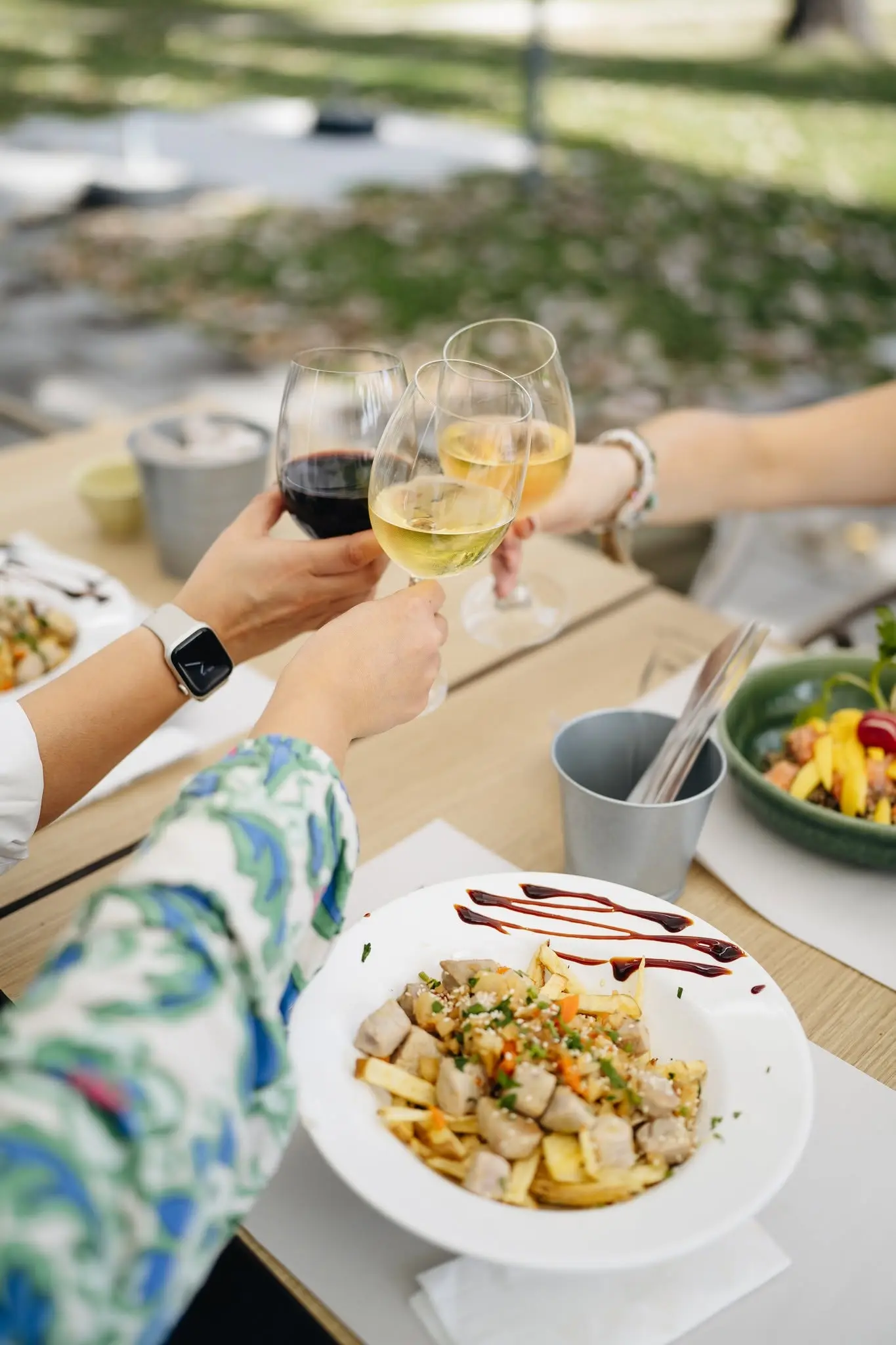 Um brinde à mesa, vinho branco e tinto
